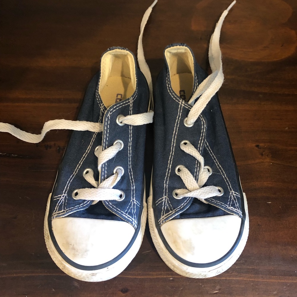 🚨 sold 🚨 Navy Converse All Stars